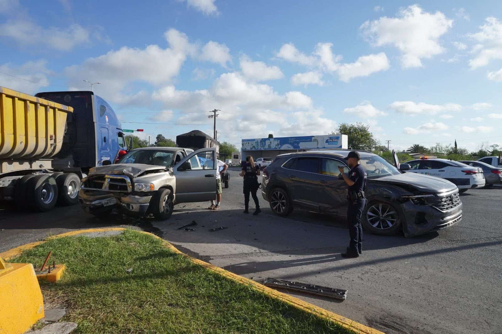 Choque entre camioneta Dodge RAM y Volkswagen en intersección de Sabinas