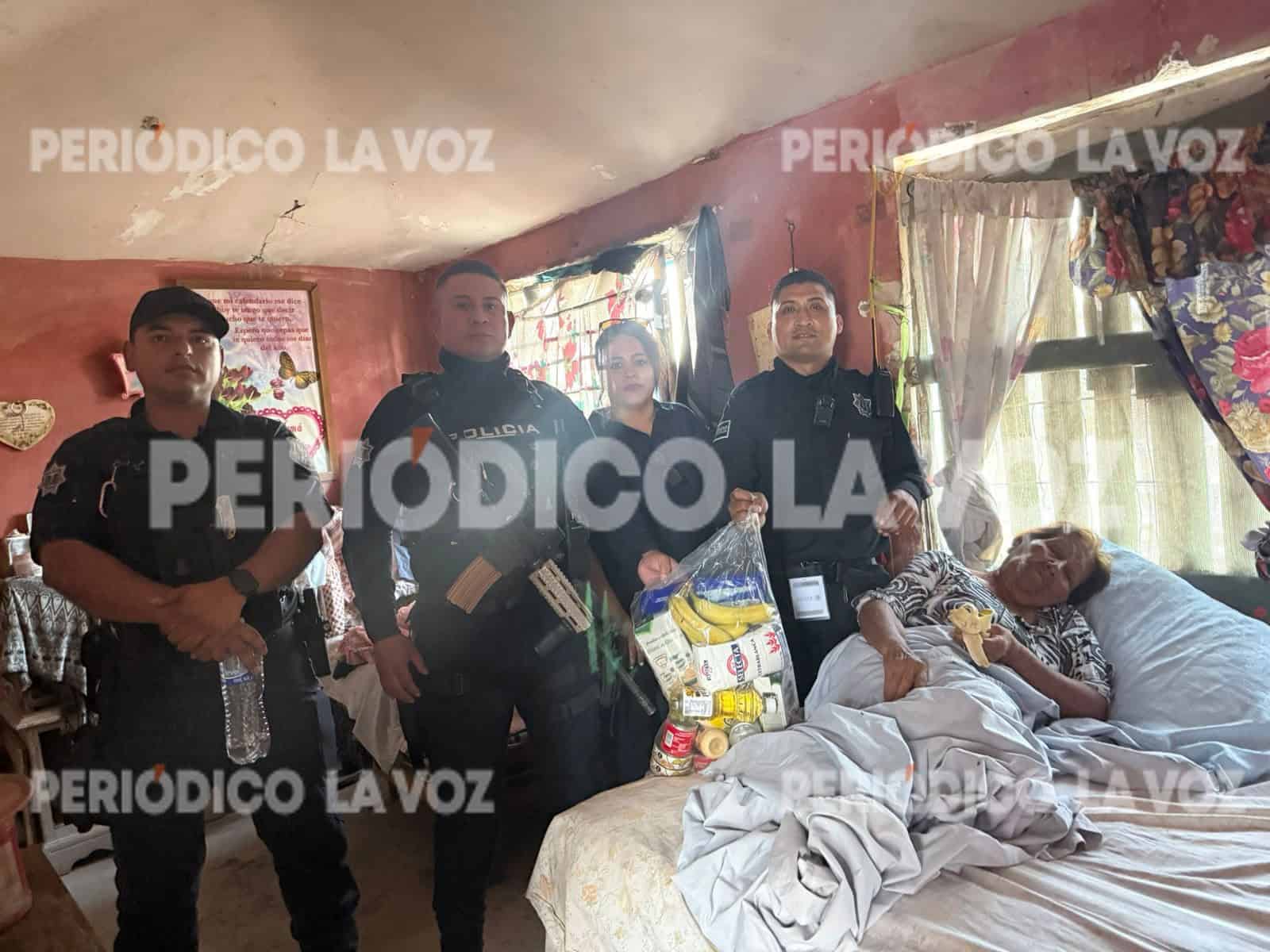 Vecina de 65 años en Coahuila recibe ayuda de la Policía Preventiva ante complicaciones de salud y abandono