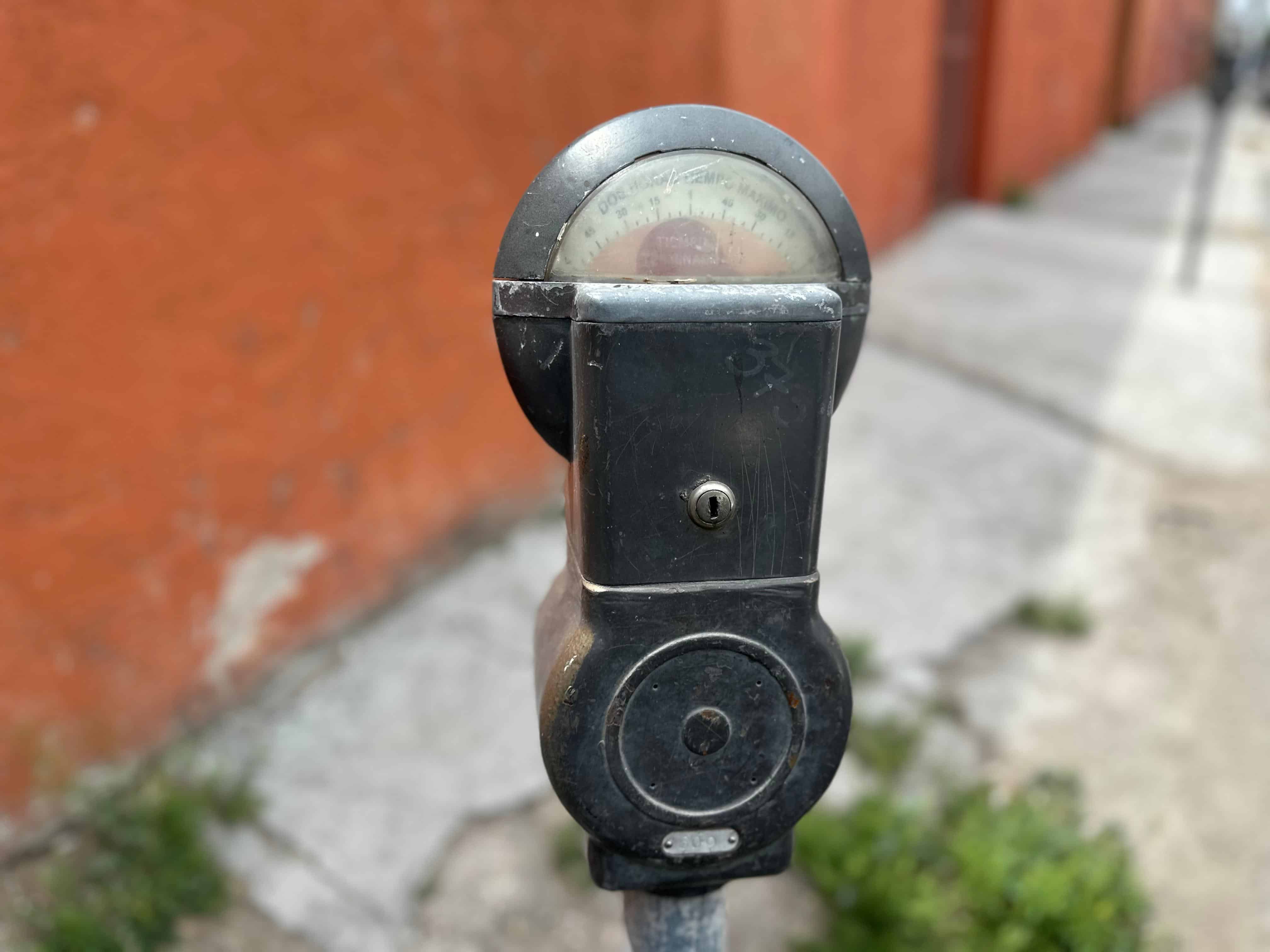 Gobierno municipal traslada responsabilidad a los peatones ante parquímetros en mal estado