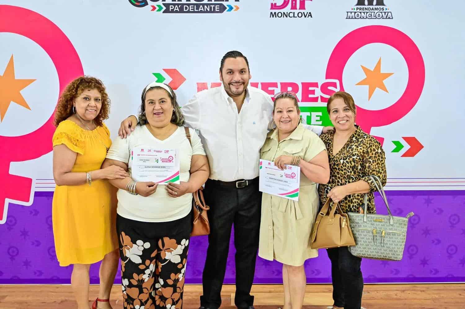 Alcalde y DIF Monclova Reconocen Logros de Mujeres en Ceremonia de Graduación