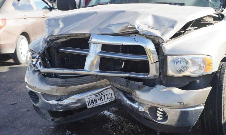 Choque entre camioneta Dodge RAM y vagoneta Volkswagen en Sabinas, Coahuila