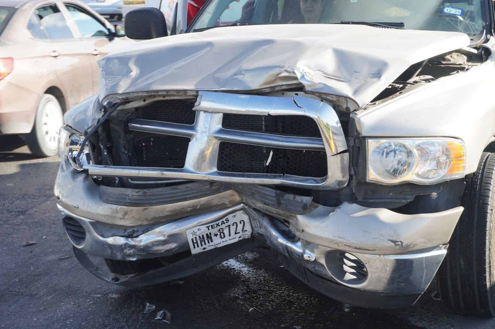 Choque entre camioneta Dodge RAM y vagoneta Volkswagen en Sabinas, Coahuila