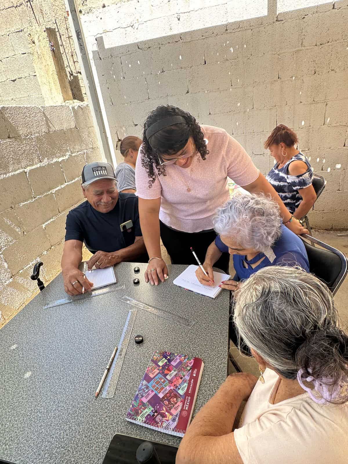 Adultos mayores regresan a clases en Ciudad Acuña con apoyo del IEEA