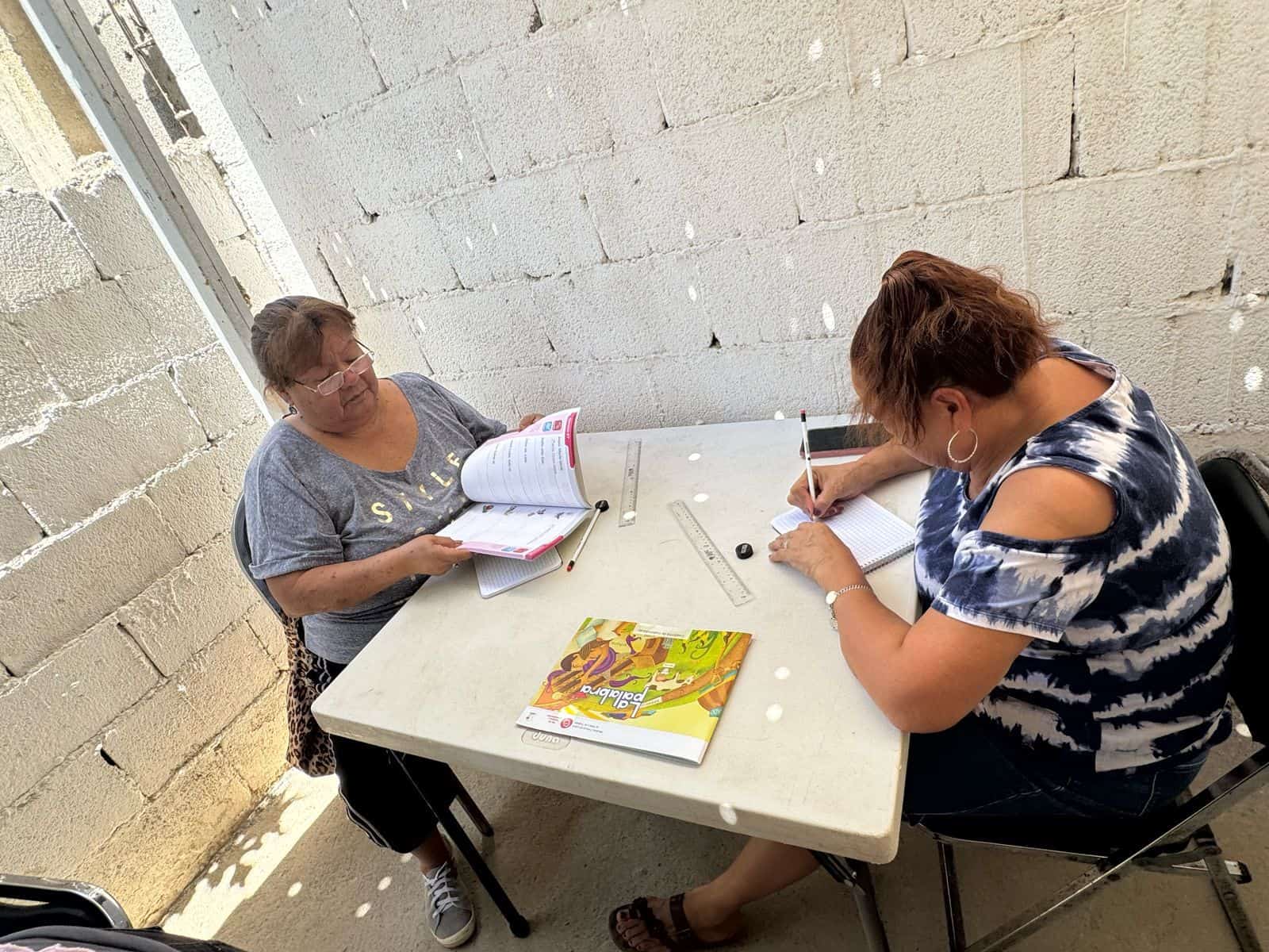 Adultos mayores regresan a clases en Ciudad Acuña con apoyo del IEEA