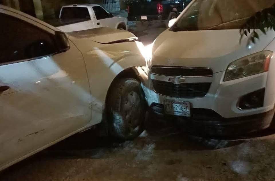 Conductor ebrio causa choque y vecinos lo detienen