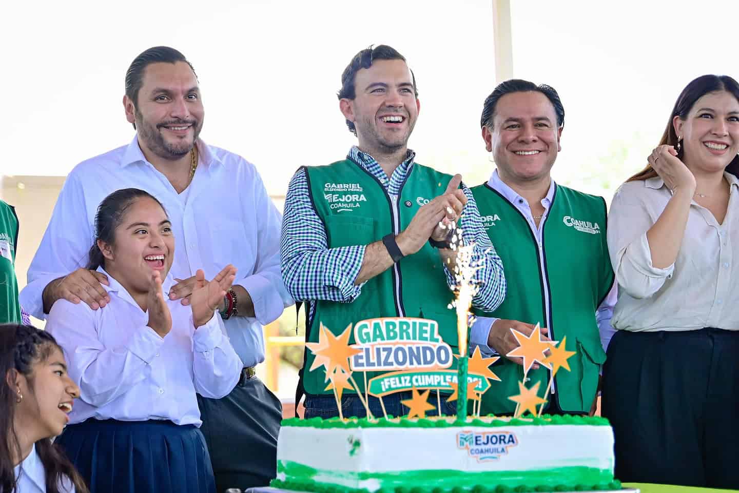 Sorpresa y emoción en festejo a Gabriel Elizondo Pérez por Mejora Coahuila