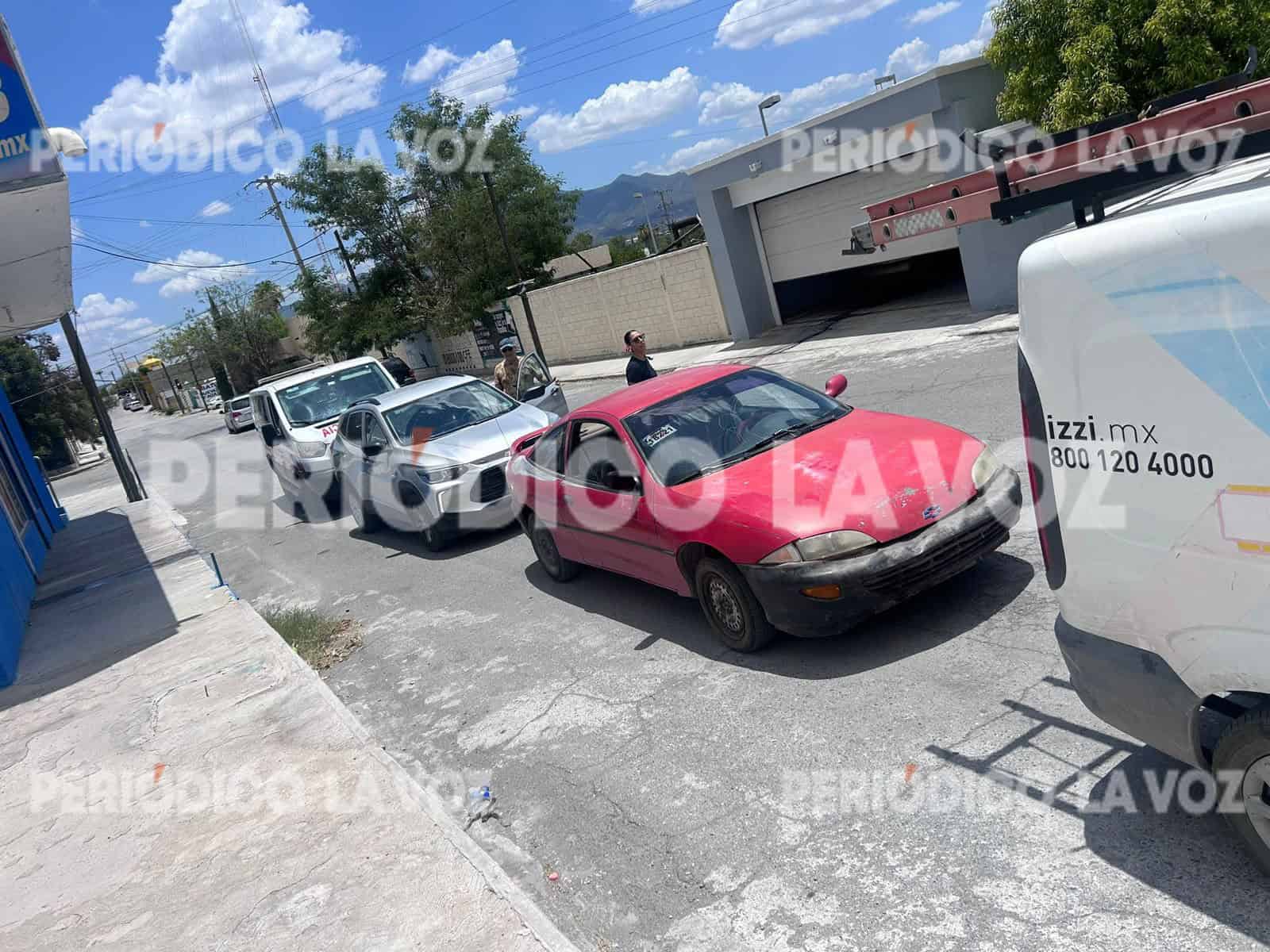 Mujer provoca accidente vial en Monclova al no respetar señal de alto