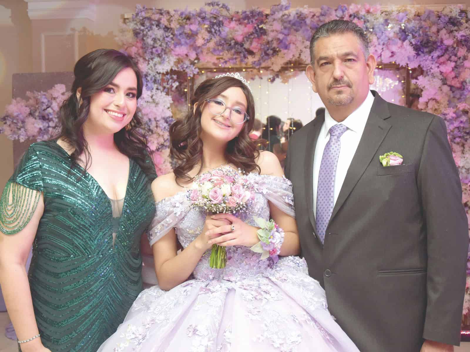 Rosario de Fátima Sánchez festeja sus XV años