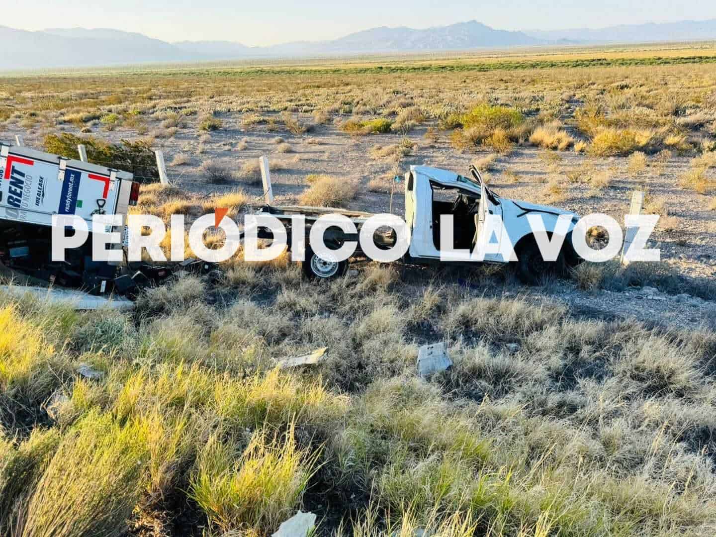 Vuelca camión de paquetería y se parte en dos