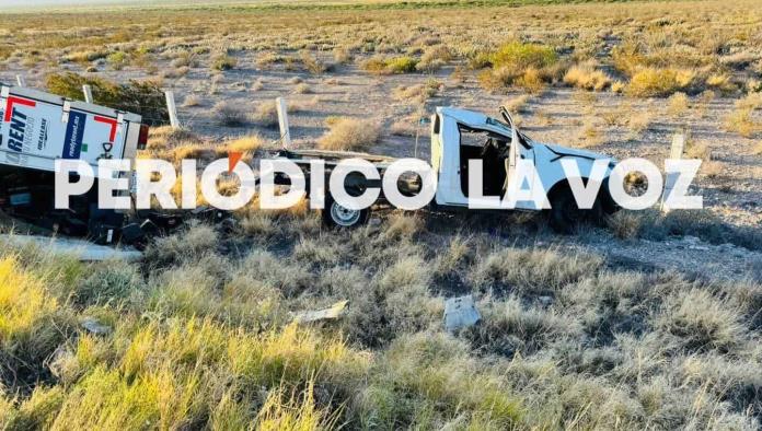 Vuelca camión de paquetería y se parte en dos