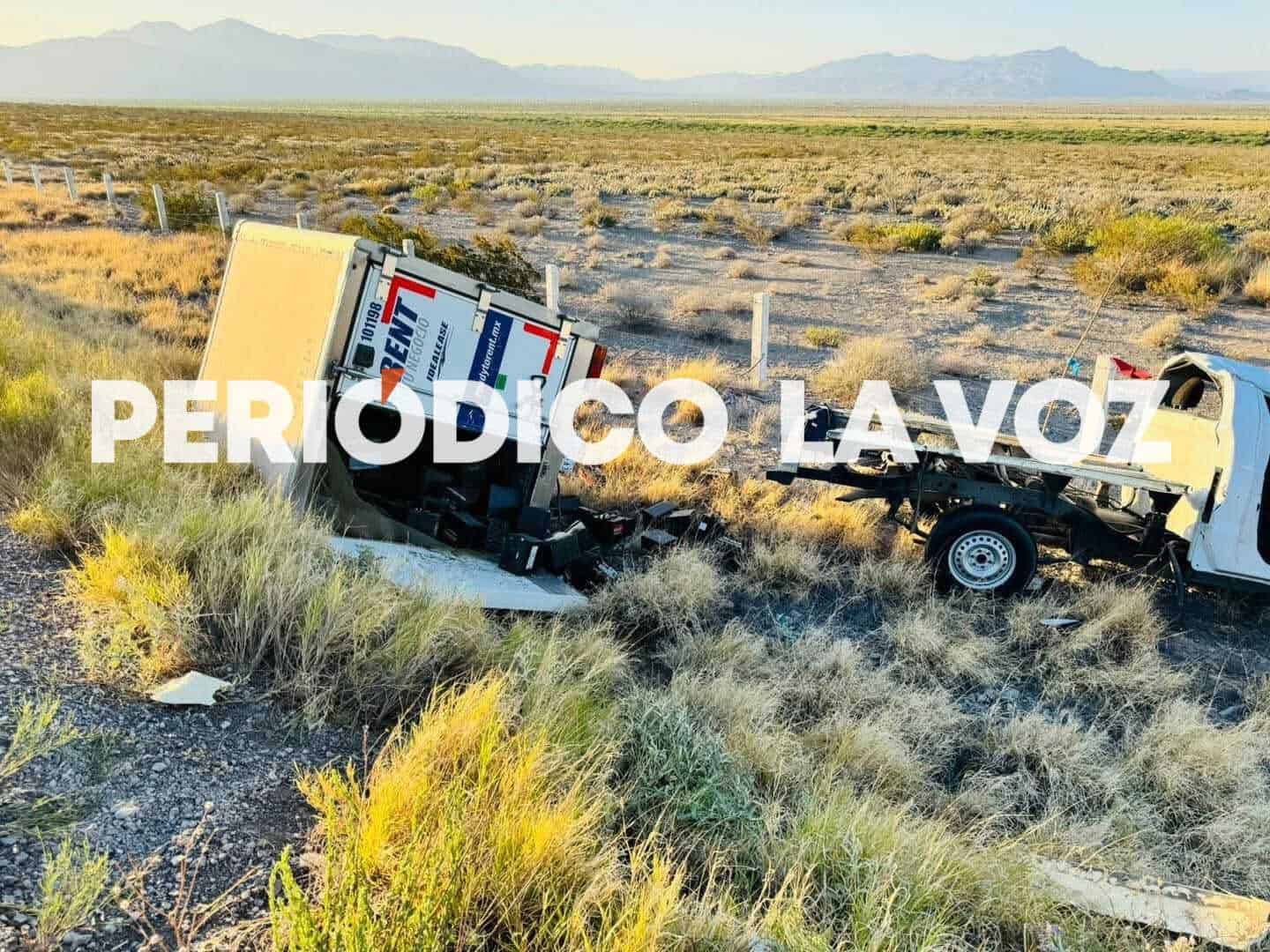 Vuelca camión de paquetería y se parte en dos