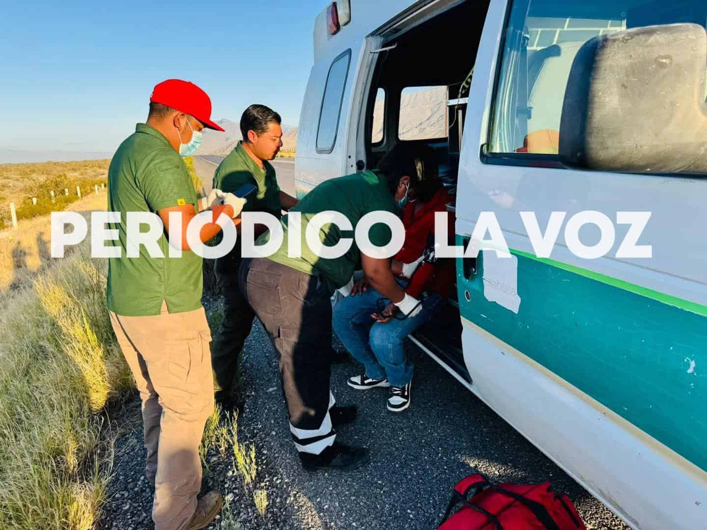 Vuelca camión de paquetería y se parte en dos