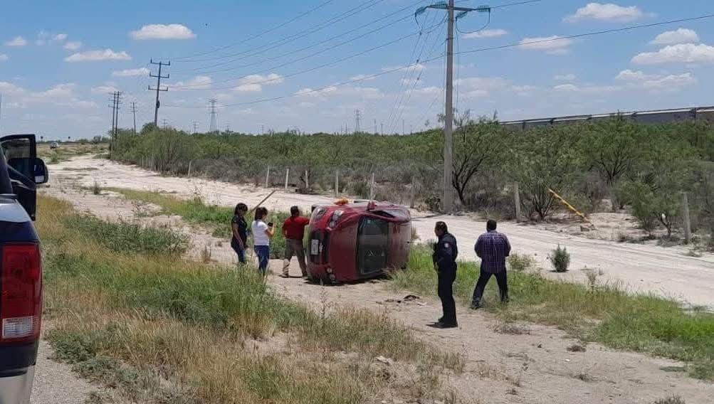 Grúa provoca volcadura en la Nava–Piedras Negras; mujer resulta herida