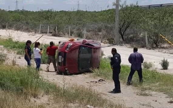 Grúa provoca volcadura en la Nava–Piedras Negras; mujer resulta herida