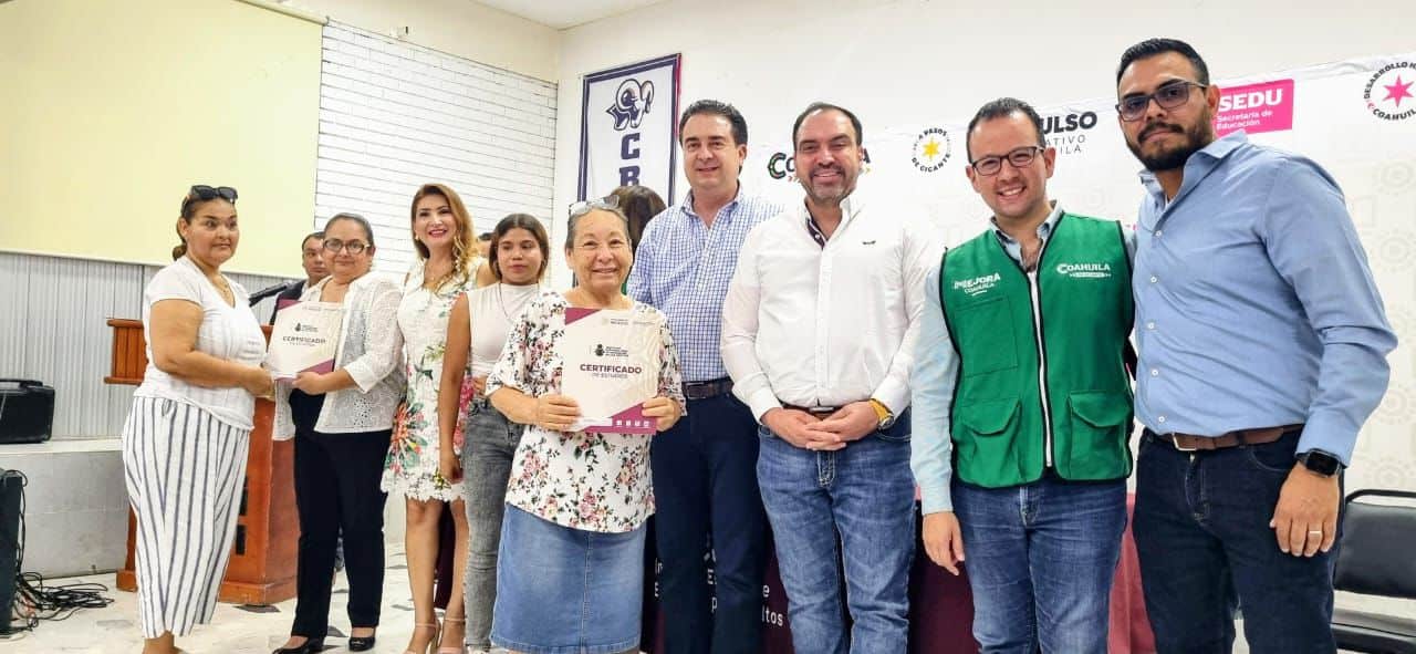 Concluyen 65 personas estudios de Primaria y Secundaria en el IEEA