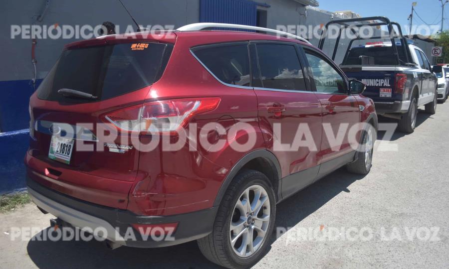 Camión repartidor de refrescos impacta camioneta en Monclova