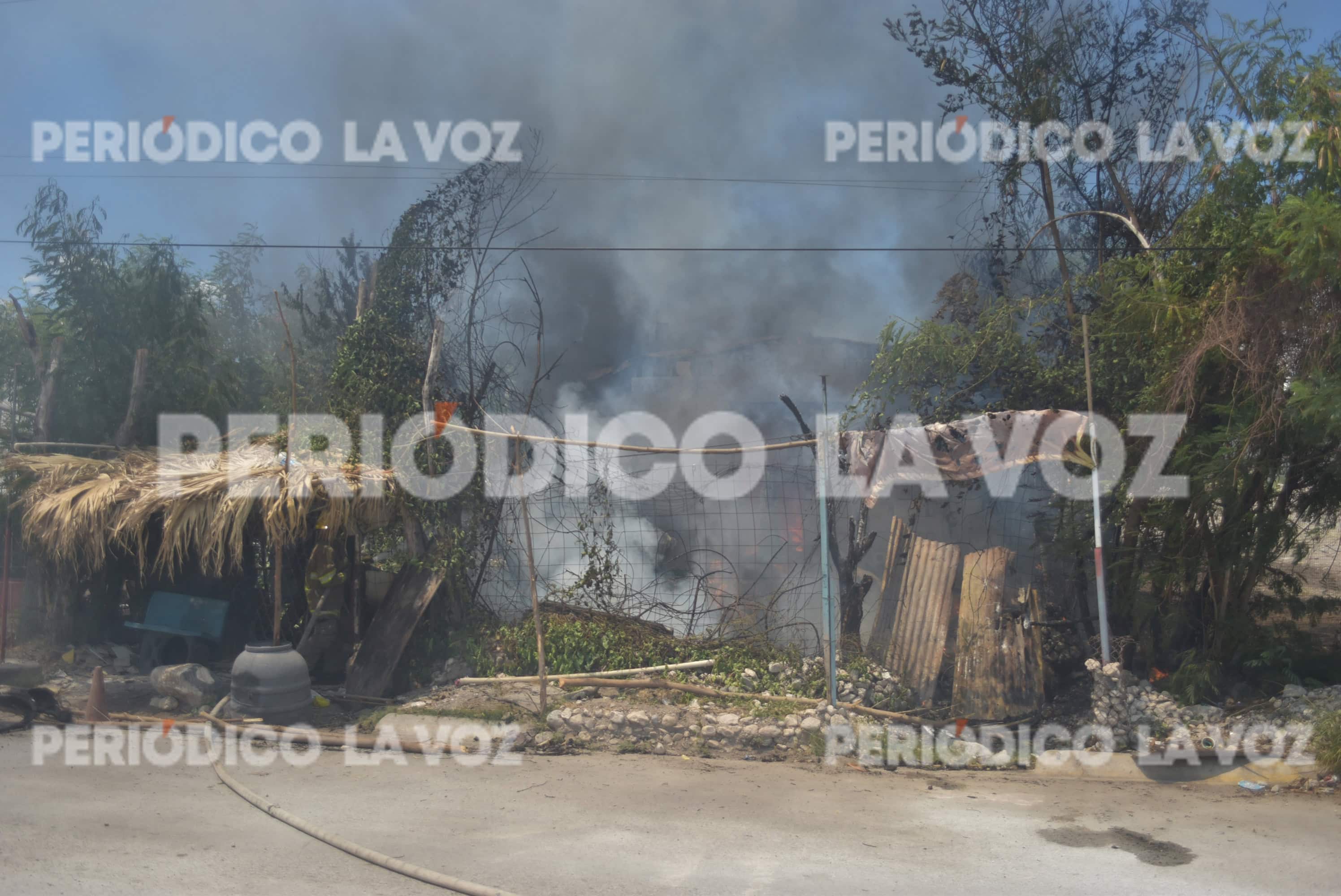 Incendio fuera de control en Monclova consume jacal y vivienda