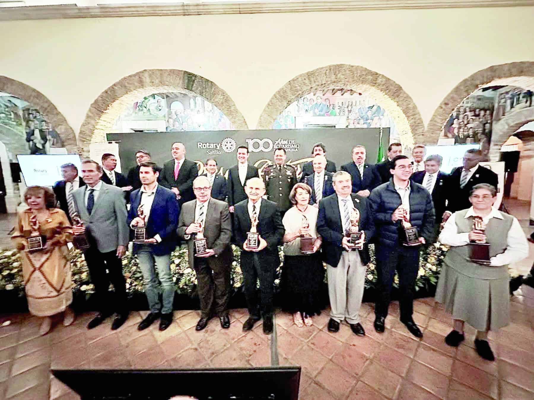 Reconocen a ciudadanos ejemplares