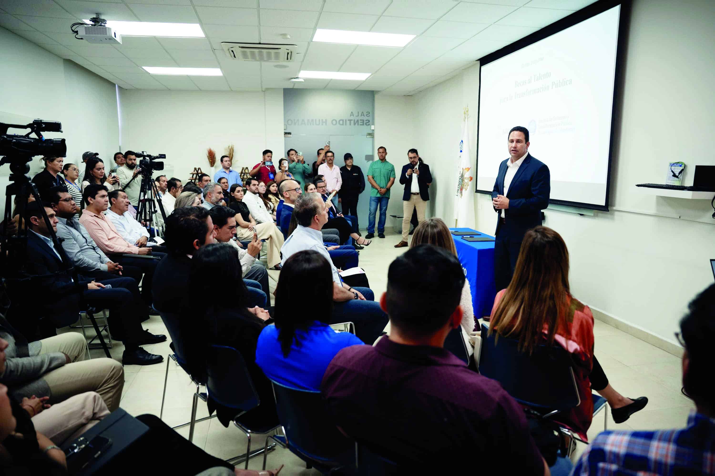 Fortalecen la formación de funcionarios públicos