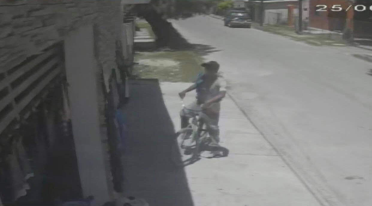 Captan a ladrón robando en tienda de ropa usada en Nava