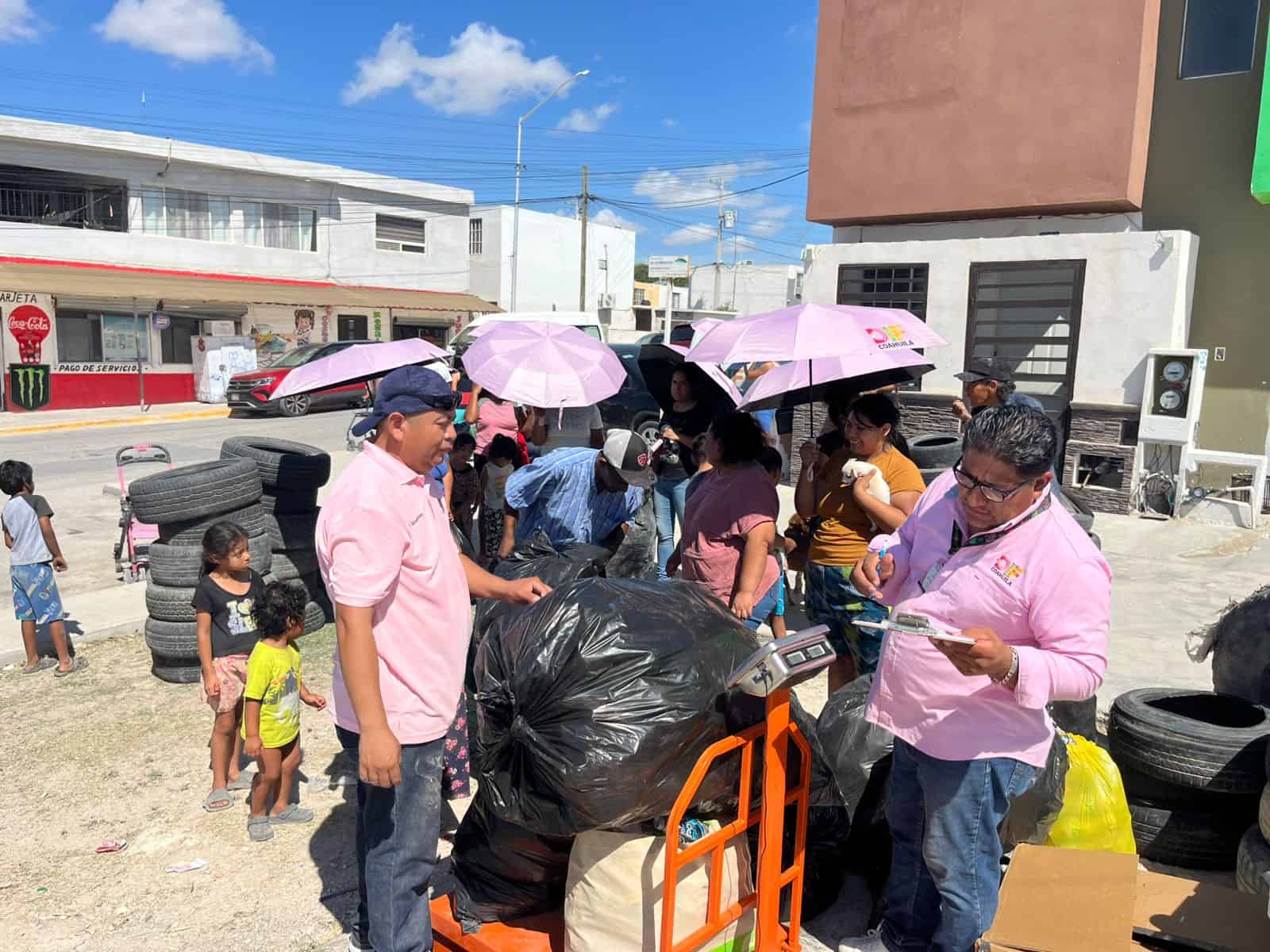 Intercambian basura por alimentos en Ciudad Acuña con el "Mercadito Pa´ Delante"