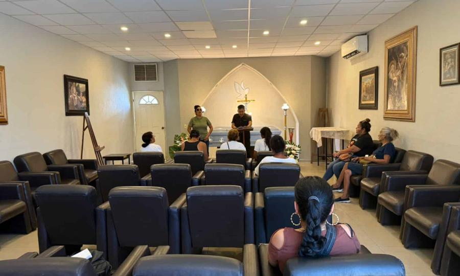 Arriban restos mortales de Brisa N a la Capilla Martínez, ahí velan el cuerpo de la menor