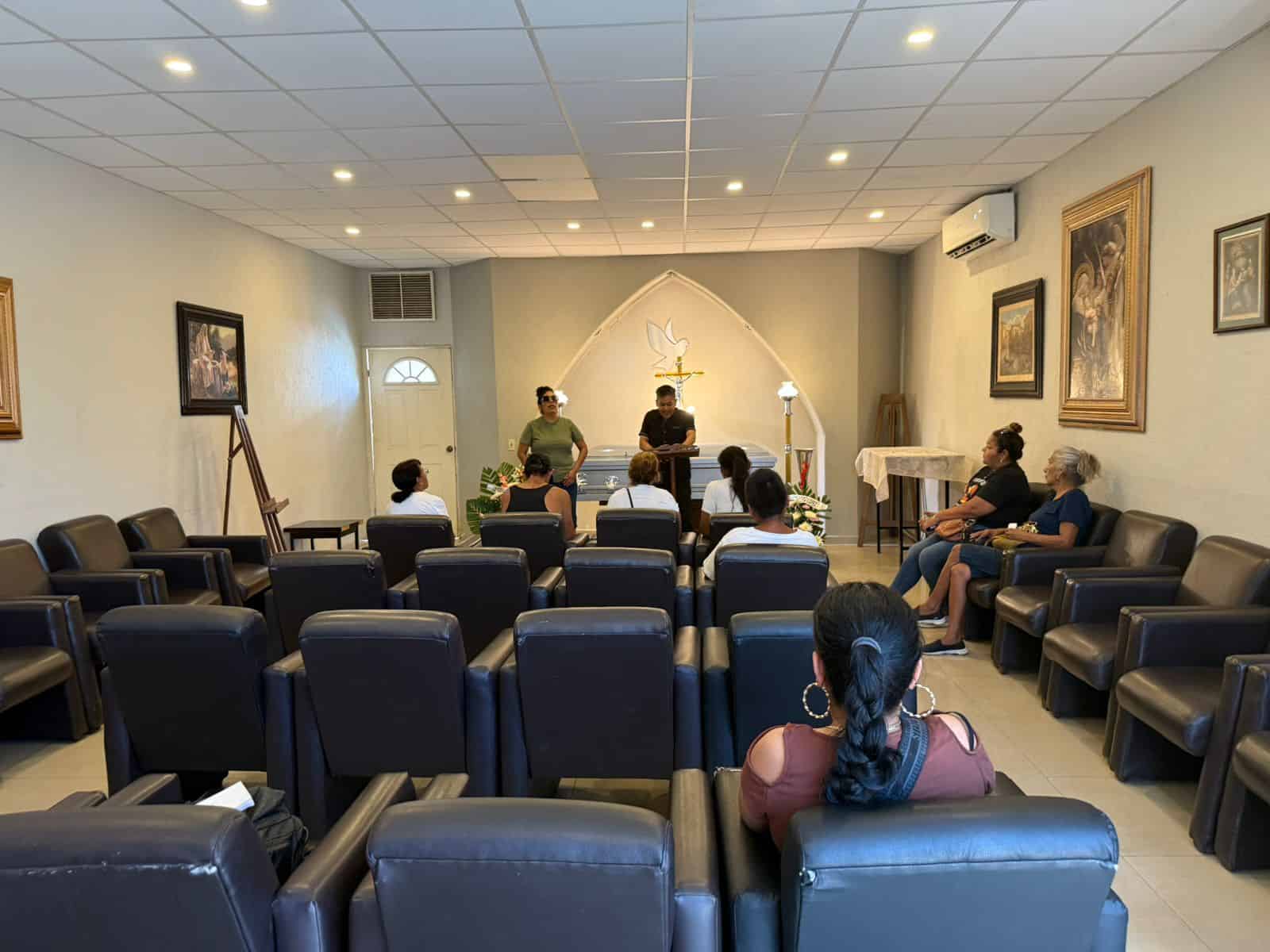 Arriban restos mortales de Brisa N a la Capilla Martínez, ahí velan el cuerpo de la menor