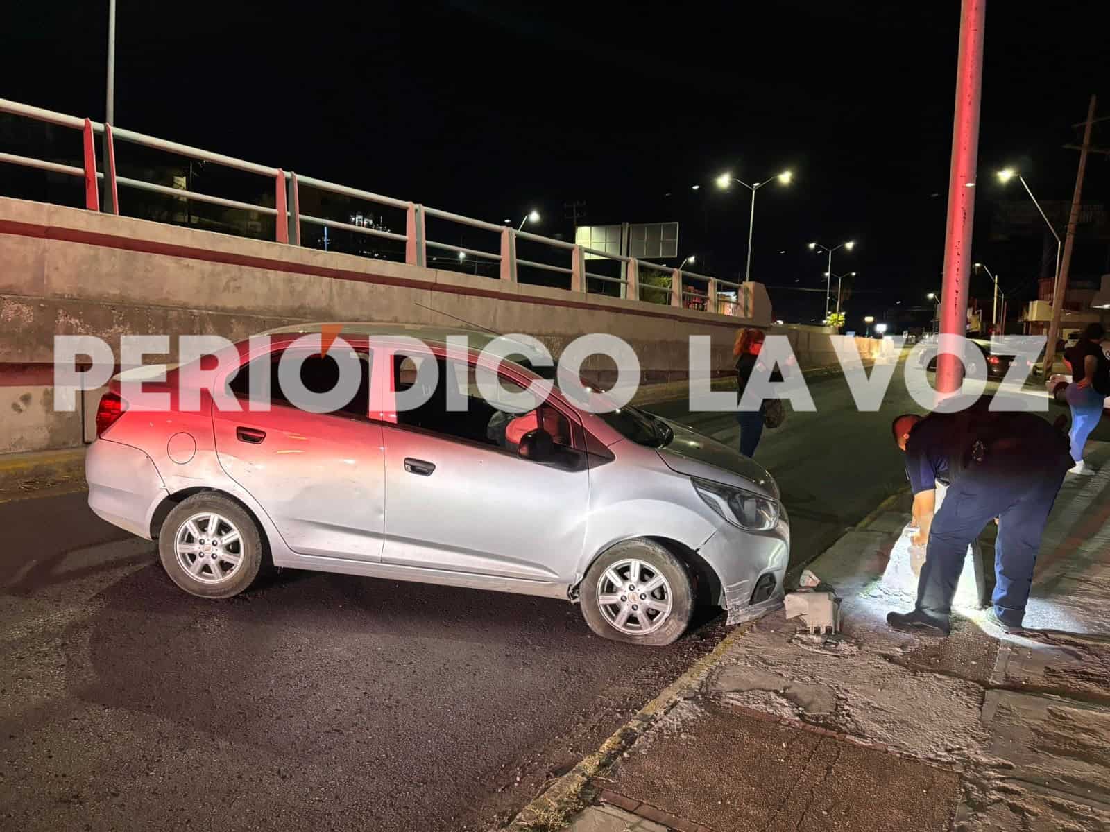 Al tronarle llanta; Se estrella  con luminaria