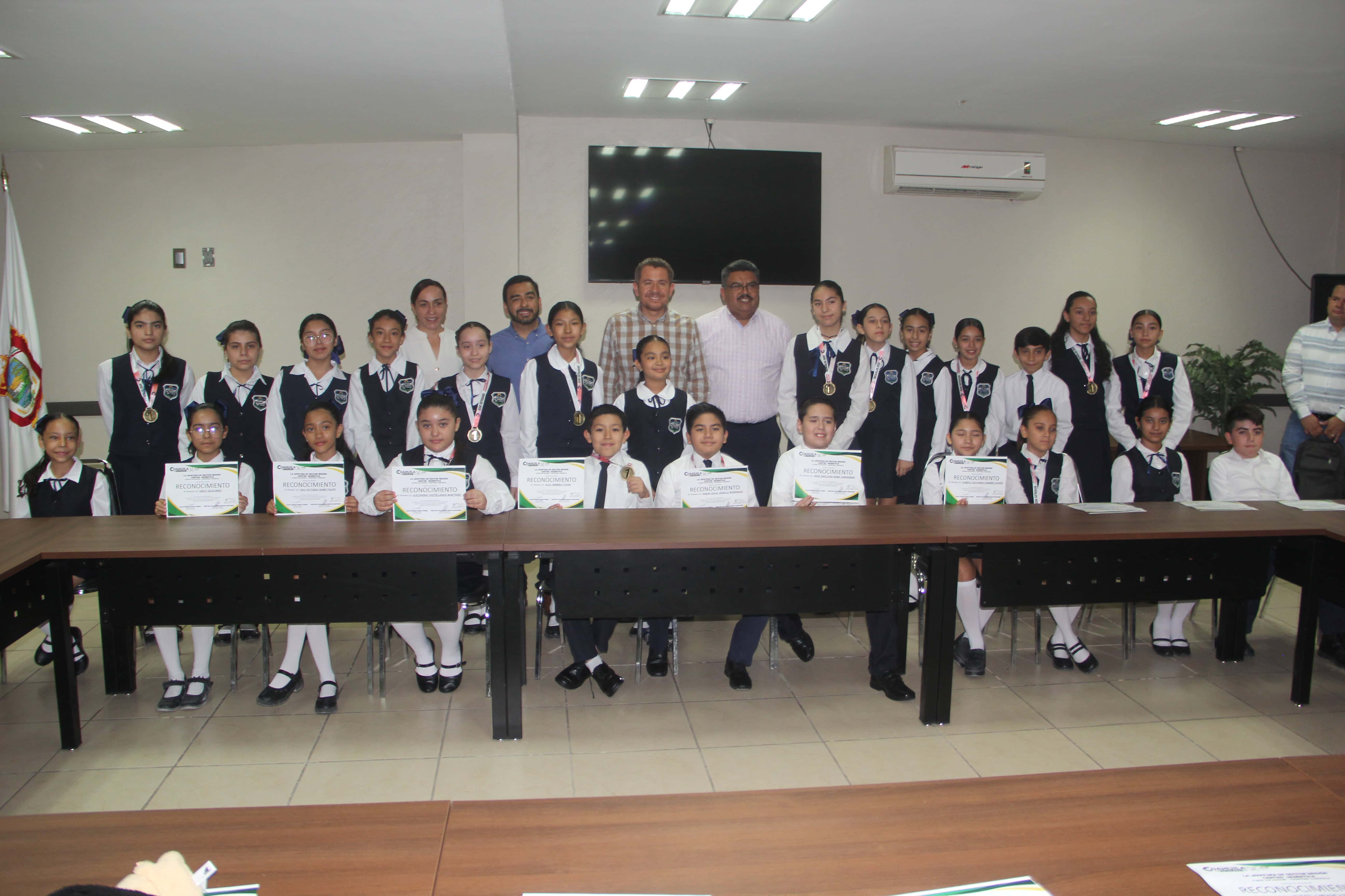 Alcalde Hugo Lozano Sánchez premia a coro ganador de concurso estatal del Himno Nacional Mexicano