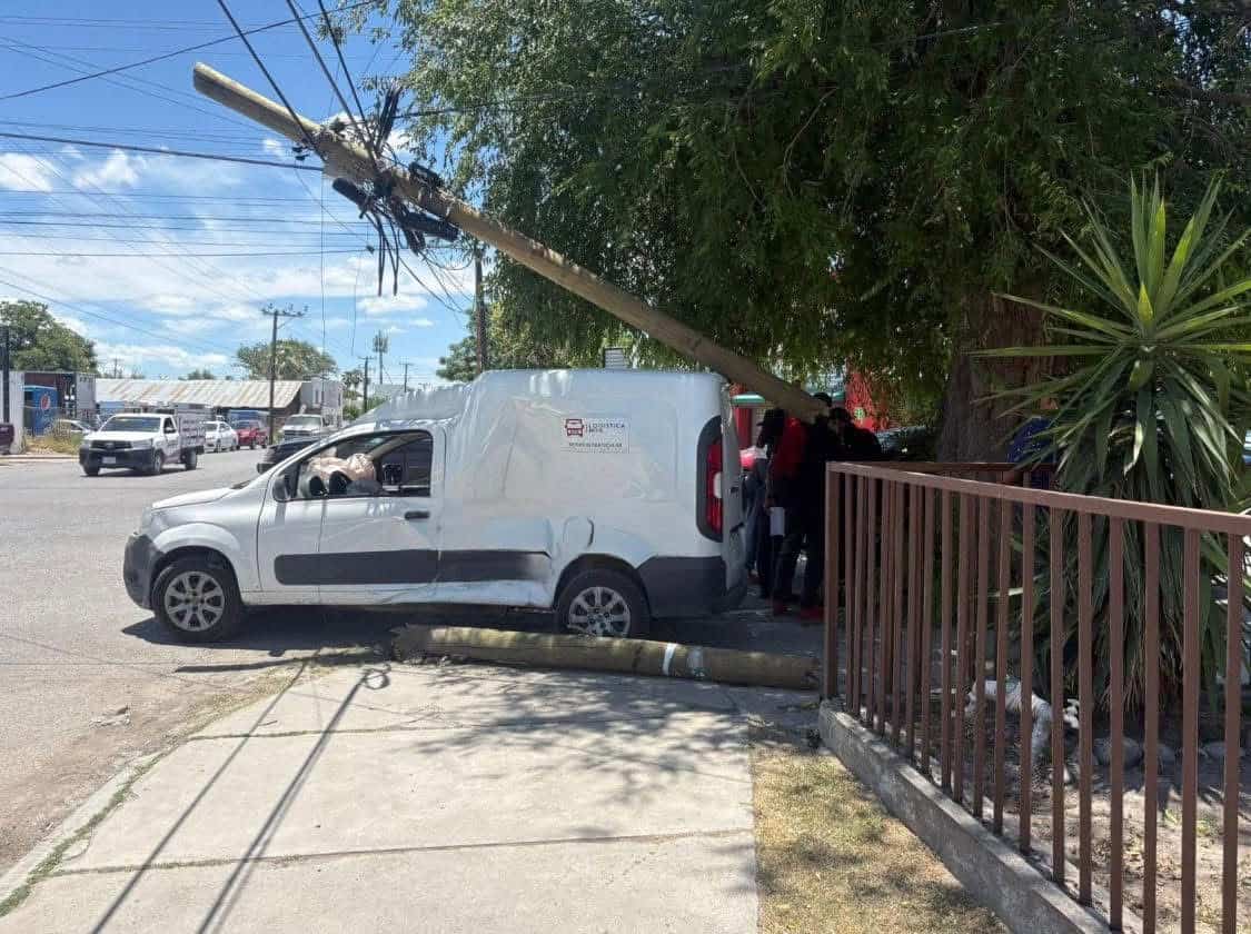 Accidente vehicular en Sabinas involucra a camionetas SUV y de reparto