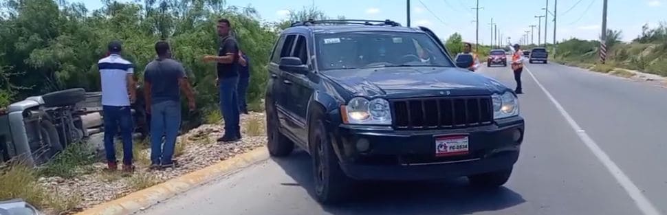 Familia sufre volcadura en el Bordo de la Defensa Norte