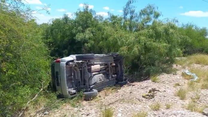 Familia sufre volcadura en el Bordo de la Defensa Norte
