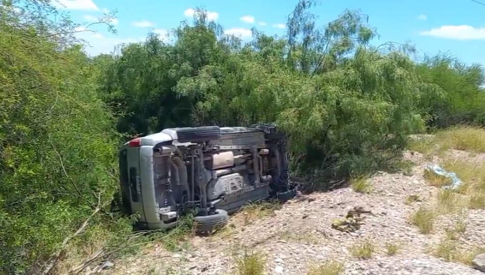 Familia sufre volcadura en el Bordo de la Defensa Norte