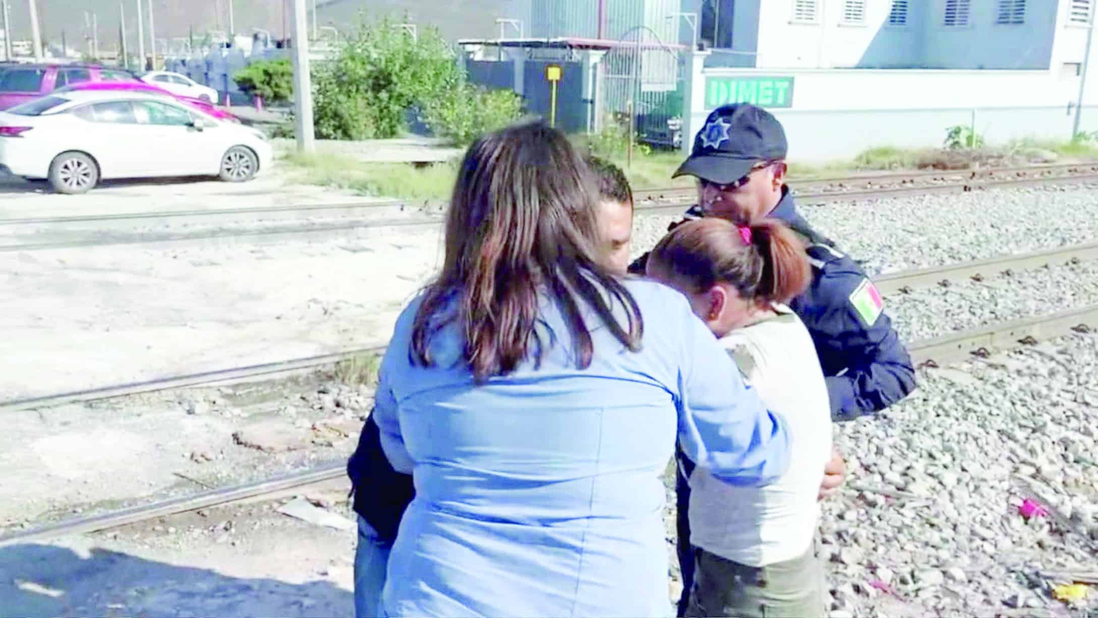 Ciudadanos salvan a mujer de tirarse al tren 