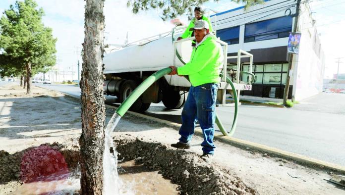 Riegan la ciudad con agua tratada