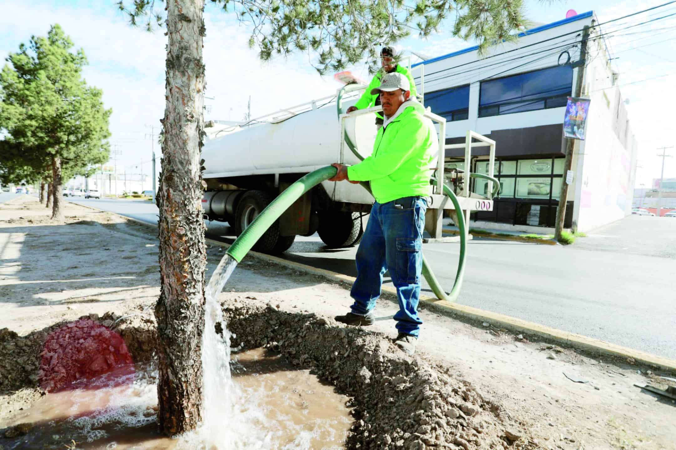 Riegan la ciudad con agua tratada