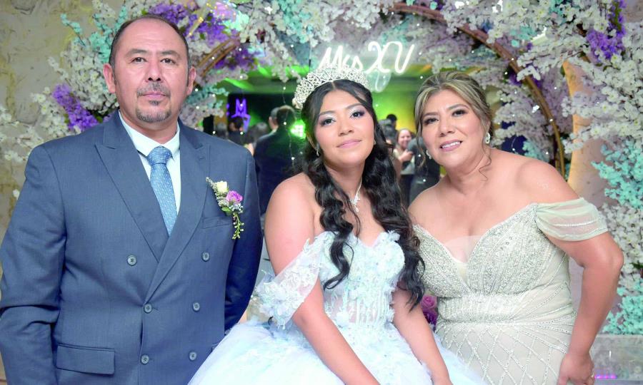 Mariela Marisol festeja sus XV años con gran alegría