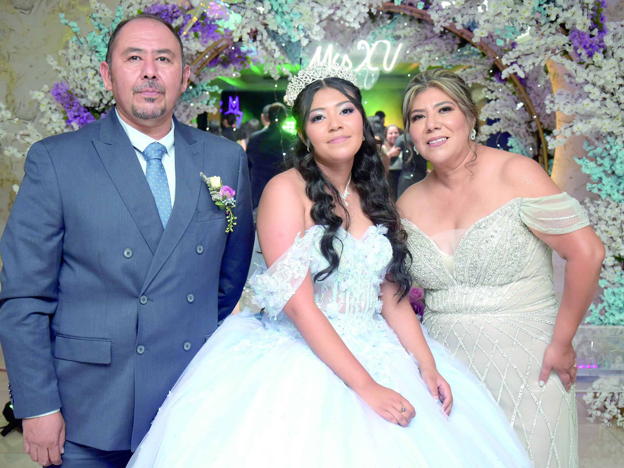 Mariela Marisol festeja sus XV años con gran alegría