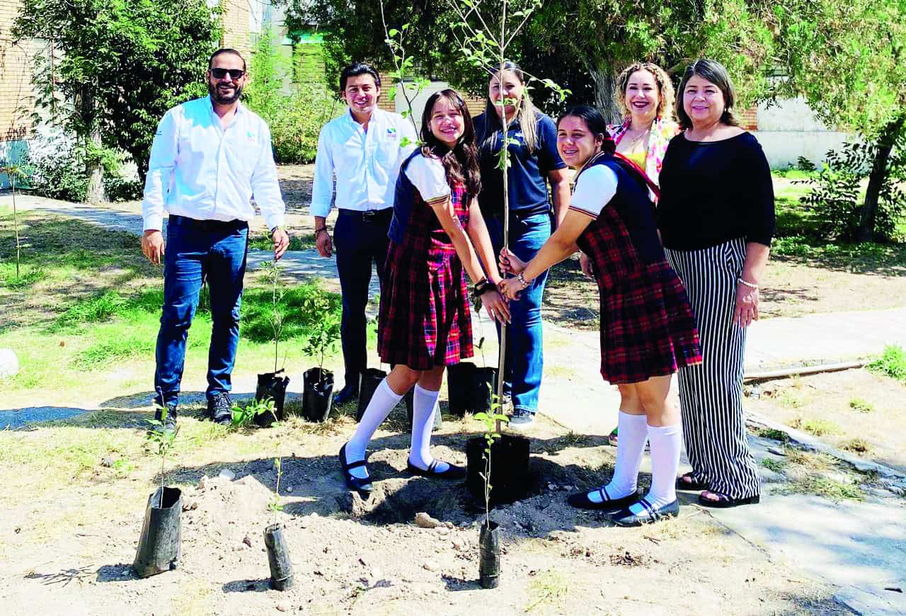 Estudiantes participan en campaña de conciencia ambiental plantando árboles