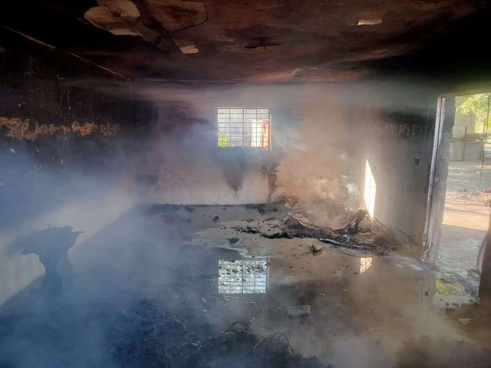 Propiedad en calle Francisco Villa afectada por incendio