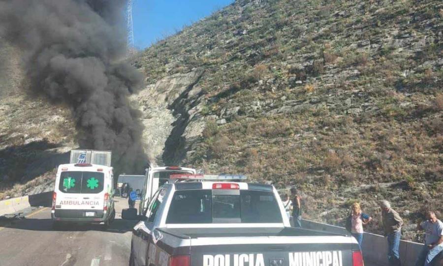 Tres muertos en Arteaga por impacto de tráiler en carretera 57