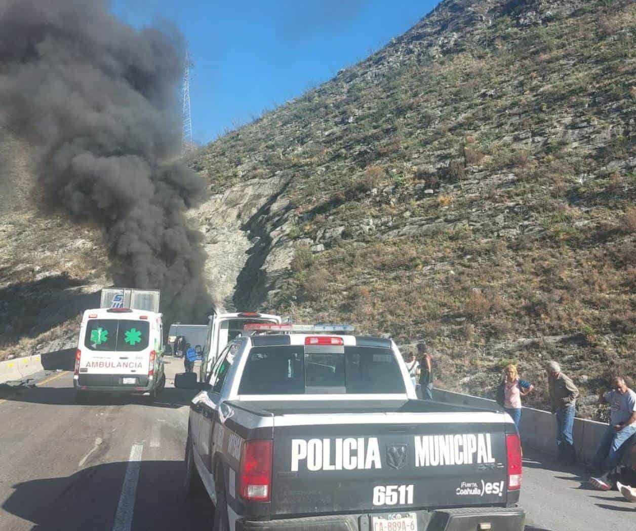 Tres muertos en Arteaga por impacto de tráiler en carretera 57
