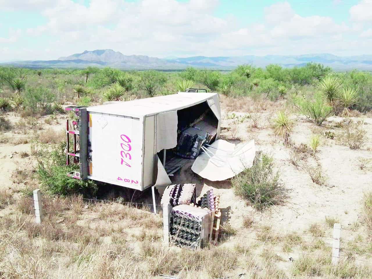 Dormita y vuelca camión