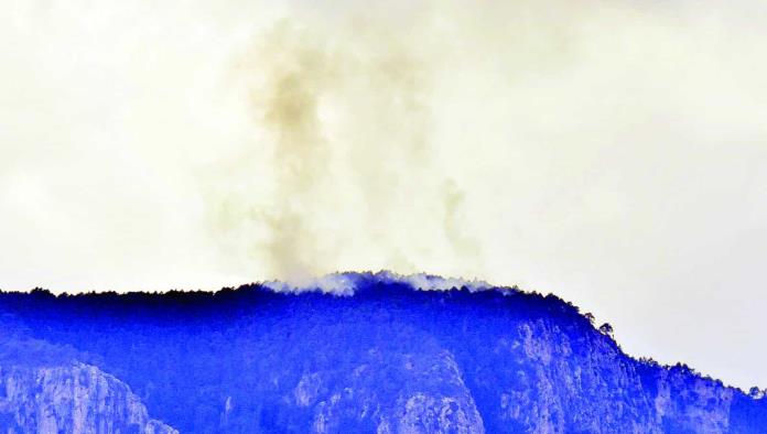 Combaten incendio en Cerro ‘La Gloria’