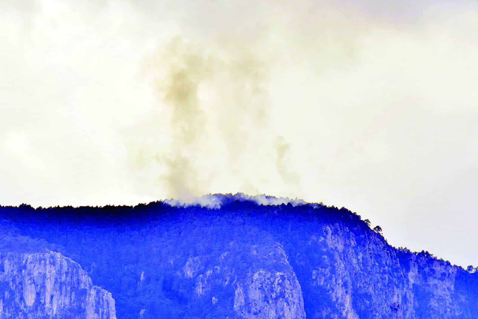 Combaten incendio en Cerro ‘La Gloria’