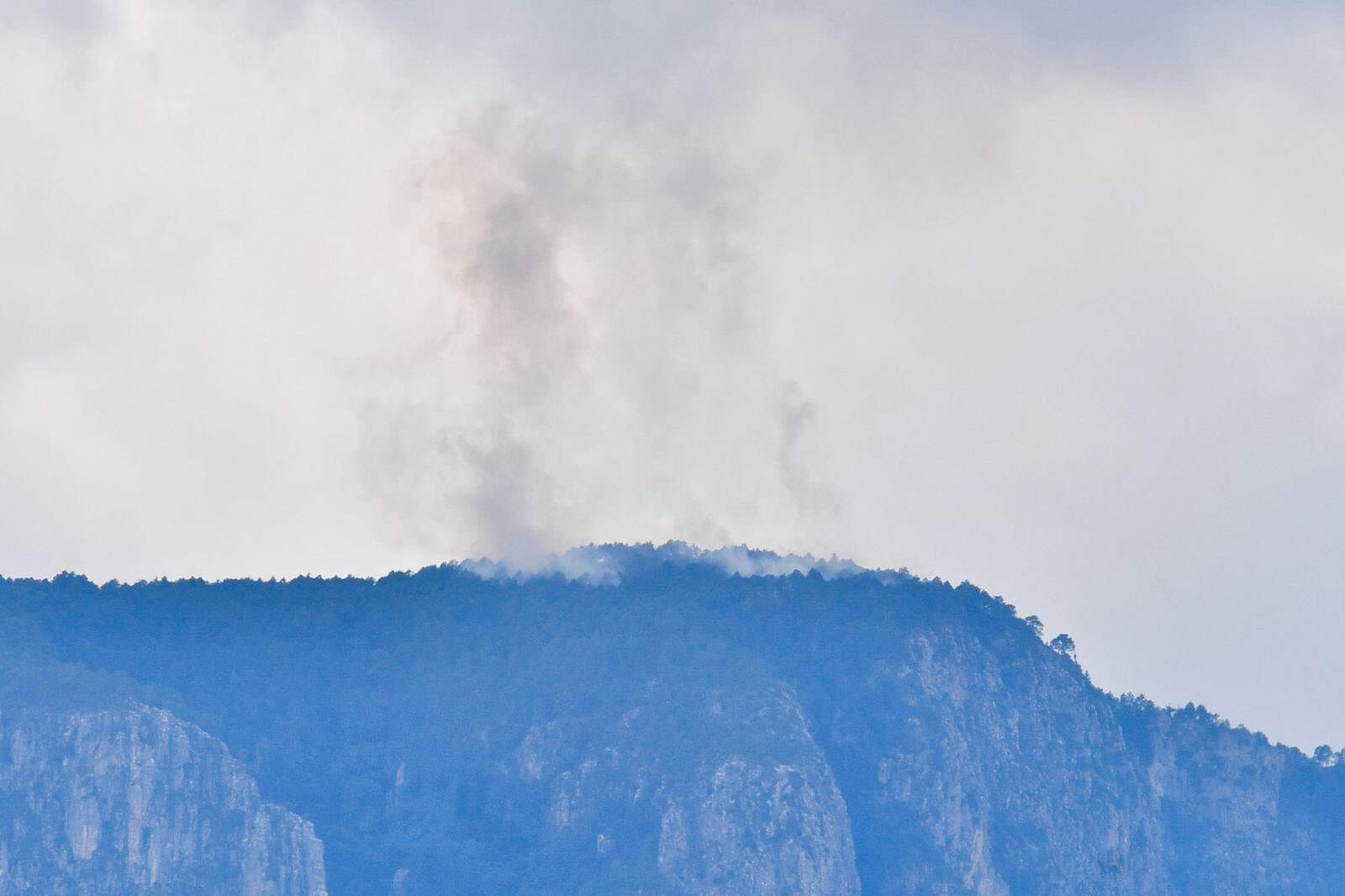 Cerca de 30 brigadistas atacan el incendio del Cerro de la Gloria