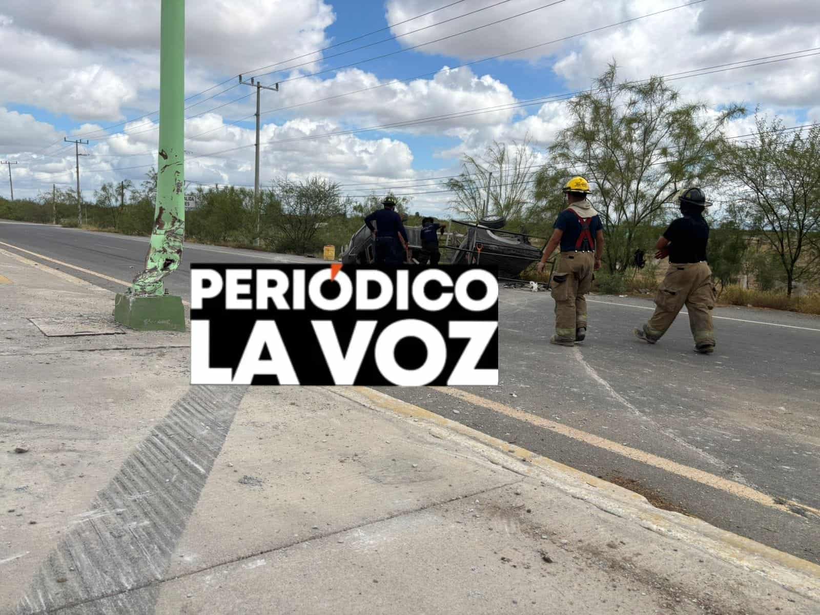 Vuelcan albañiles en el  Libramiento Carlos Salinas