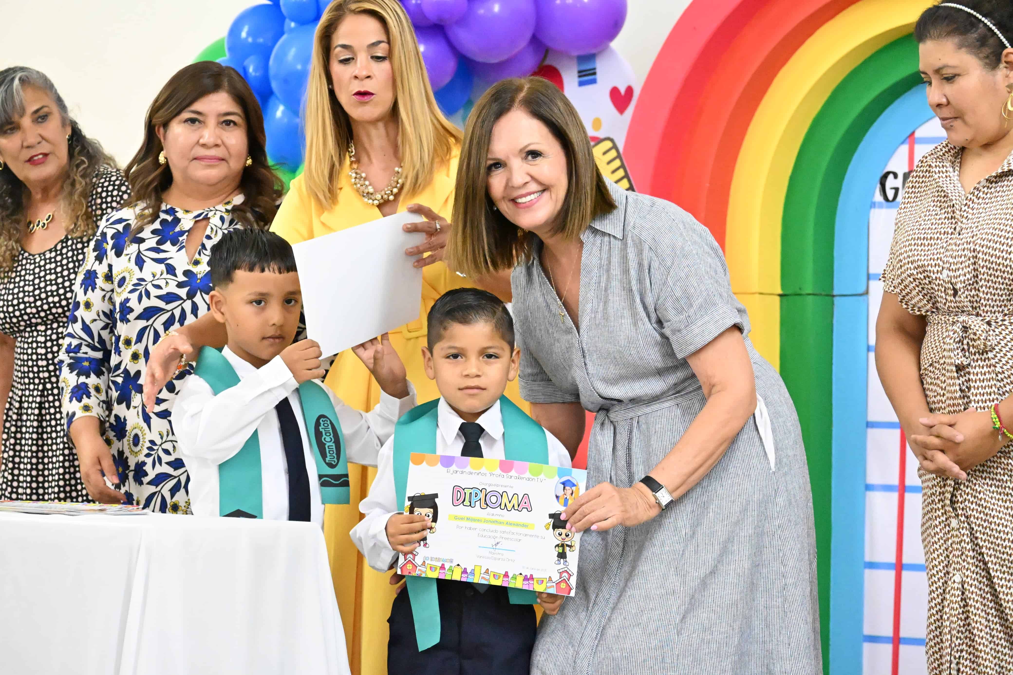 Alcaldesa Sari Pérez Cantú felicita logro educativo