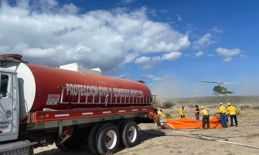 Brigadistas combaten fuego en Monclova tras rayo