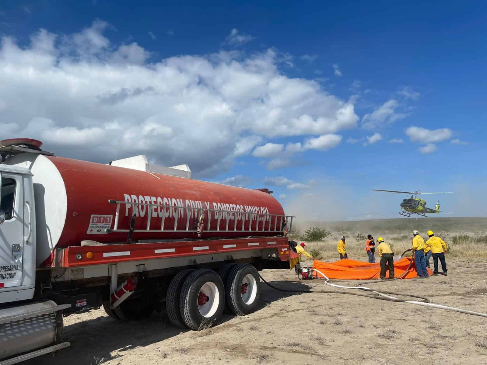 Brigadistas combaten fuego en Monclova tras rayo